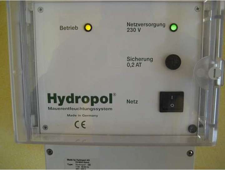 Wasserschaden Beseitigung mit Mauerentfeuchtungssystem hydropol. Erster Schritt nach einem Wasserschaden Wasser absperren und ausgetretenes Wasser oberflächlich aufwischen Bilddokumentation erstellen zum Schadenhergang Versicherung verständigen Ursache des Wasseraustritts ermitteln, gegebenenfalls durch Leckortung Fachgerechte Beseitigung (Installationsbetrieb) Erstmaßnahmen - Trocknungsmaßnahmen einleiten.