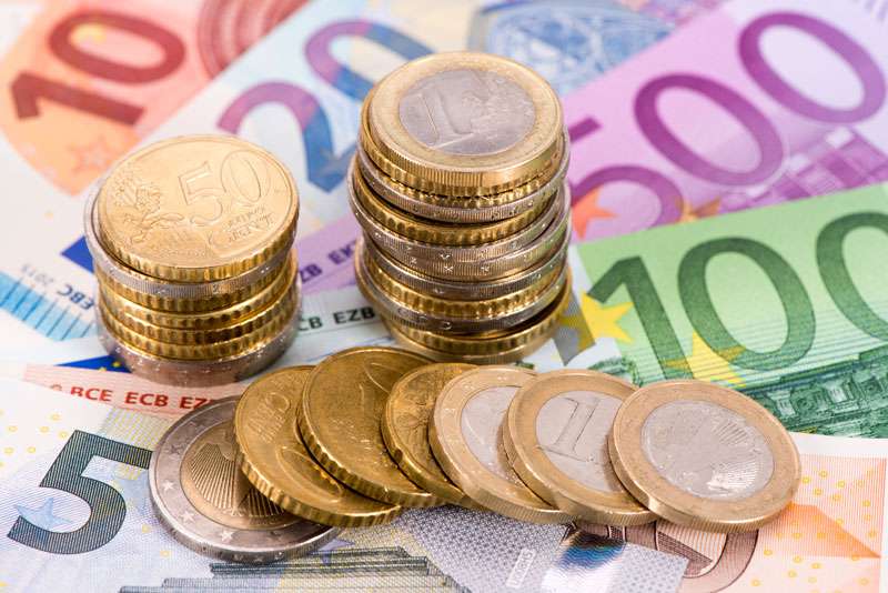 Bild von viel Geld als Ausgleichszahlung. Symbolisiert diesen Text: Sofortgeld erhalten! So geht's. Treten Sie Ihren Schaden an uns ab und erhalten Sie Ihre Sofortauszahlung! Wir bezahlen Sie sofort aus! Über der zugesagten Versicherungsregulierung (Beispiel: 15.000 Versicherungssumme - wir zahlen Ihnen 22.500 sofort aus! euro-coins Erfolgreicher: Unsere Erfolgsquote ist 95% Einfacher: Ihr Aufwand ist nur 2 Minuten Risikolos: Durch uns fallen keine Kosten an! Schnell: Sie erhalten ihr Geld sofort