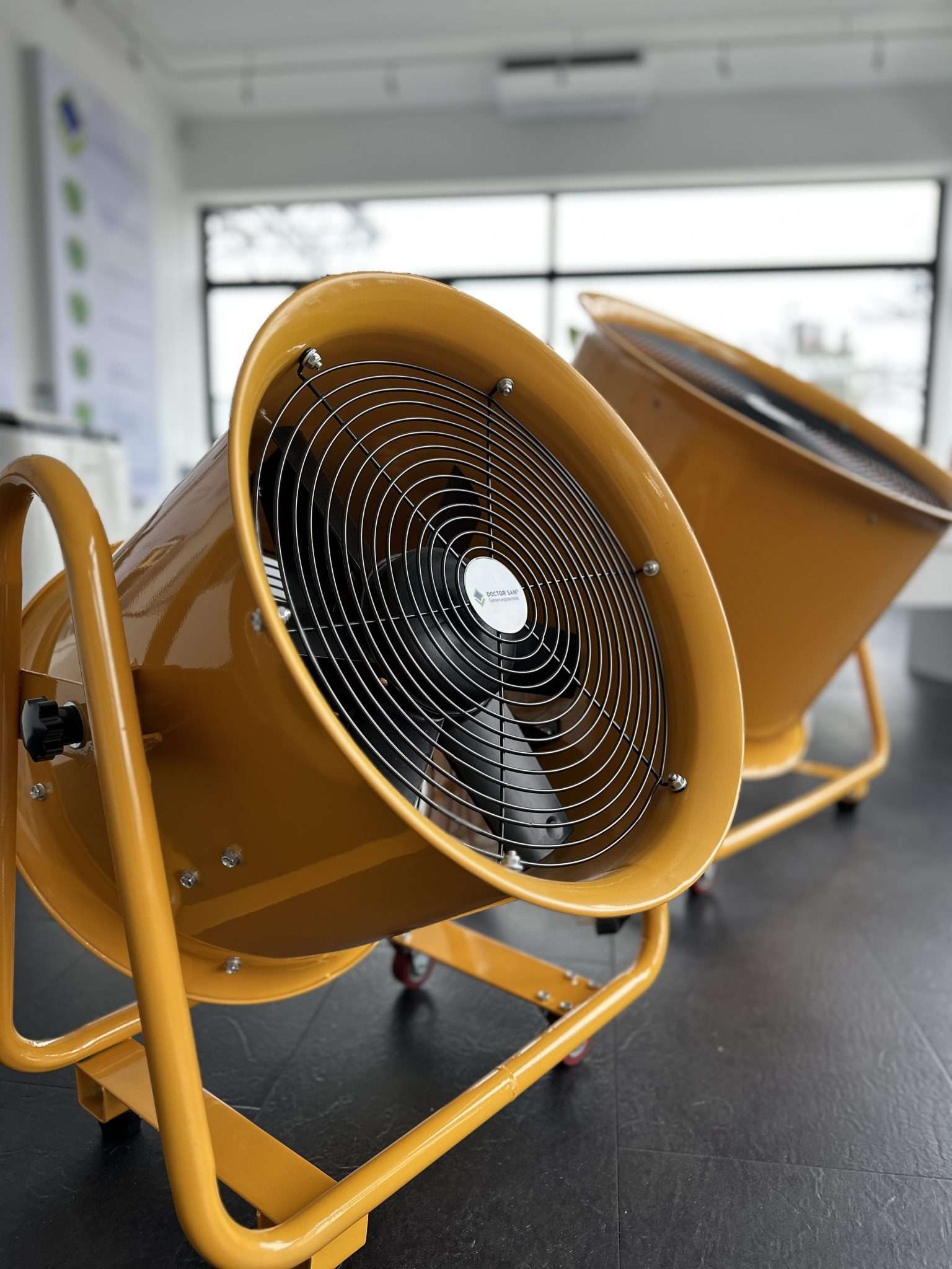 Wasserschaden Trocknung 8 effektive Methoden zur Wasserschaden Trocknung Professionelle Trocknungstechniken nach einem Wasserschaden - hier erfahren Sie alles, über die wichtigsten Trocknungstechniken nach einem Wasserschaden! Ein Wasserschaden wird Ihre Immobilie nachhaltig schädigen und zu Wertverlust führen, wenn nicht entsprechende Sofort-Maßnahmen unverzüglich eingeleitet und fachgerecht behoben werden. Es gibt eine Vielzahl professioneller Techniken der Maßnahmen zur technischen Trocknung eines Wasserschadens. Hier ein Überblick über die 8 effektivsten Methoden, die von Profis angewendet werden sollten! Trocknungeräte in einem Raum, die auf einem holzboden stehen