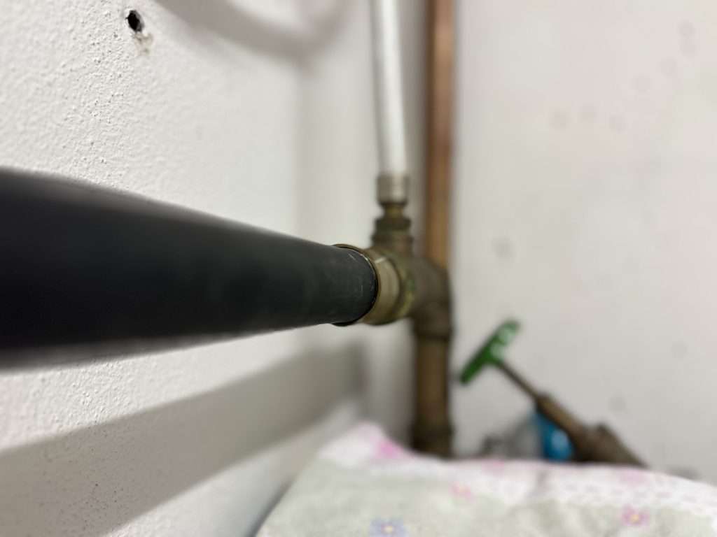 Welche Versicherung zahlt Abwasserschaden? Abwasserleitung