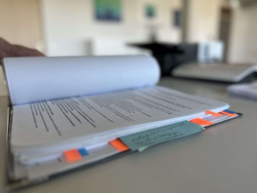 Wasserschaden? Jetzt richtig melden! Mit diesen Tipps sichern Sie Ihre Ansprüche und vermeiden typische Fehler bei der Schadenmeldung an die Versicherung. Bild von Schriftverkehr Wasserschaden und Versicherung