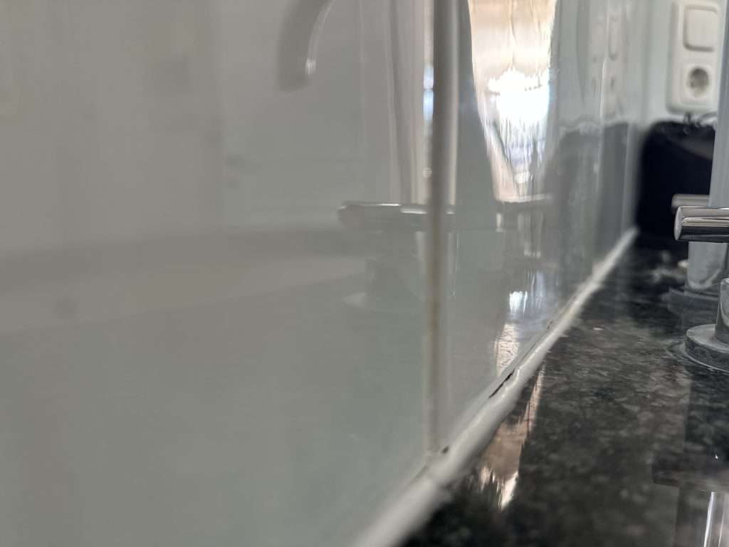 Undichte Silikonfugen – Wer zahlt den Wasserschaden und wie kann man vorbeugen?
