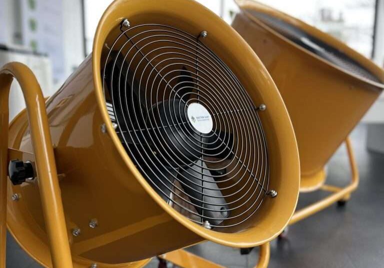 IMG_5630 2 Wasserschaden Trocknung 8 effektive Methoden zur Wasserschaden Trocknung Professionelle Trocknungstechniken nach einem Wasserschaden - hier erfahren Sie alles, über die wichtigsten Trocknungstechniken nach einem Wasserschaden! Ein Wasserschaden wird Ihre Immobilie nachhaltig schädigen und zu Wertverlust führen, wenn nicht entsprechende Sofort-Maßnahmen unverzüglich eingeleitet und fachgerecht behoben werden. Es gibt eine Vielzahl professioneller Techniken der Maßnahmen zur technischen Trocknung eines Wasserschadens. Hier ein Überblick über die 8 effektivsten Methoden, die von Profis angewendet werden sollten! Trocknungeräte in einem Raum, die auf einem holzboden stehen