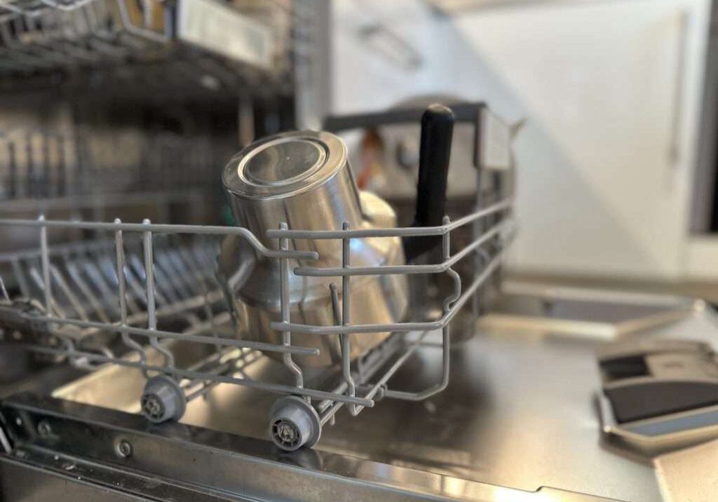 IMG_5677 Wasserschaden durch Spülmaschine: Sofortmaßnahmen, Versicherung und Prävention. Offene Spülmaschine mit Geschirr