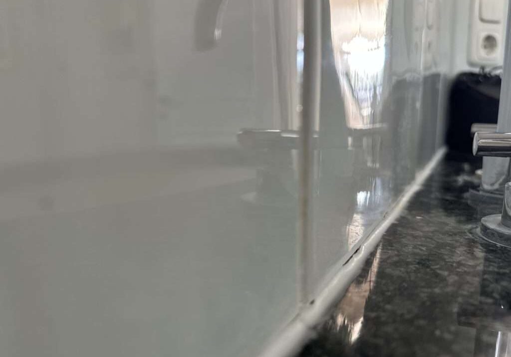 Silikonfugen IMG_6003 Undichte Silikonfugen – Wer zahlt den Wasserschaden und wie kann man vorbeugen?